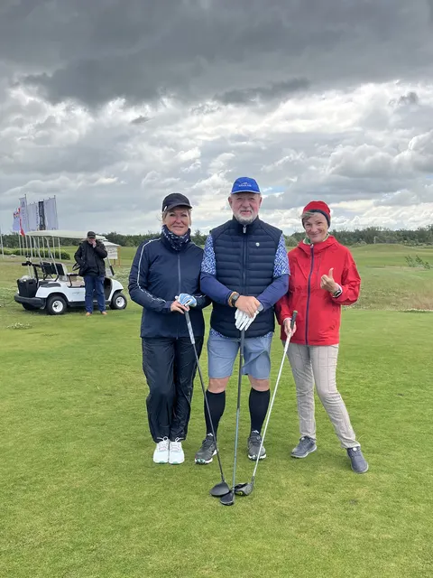 Linkshänder-Golferin beim Abschlag während des NALG-Turniers 2026